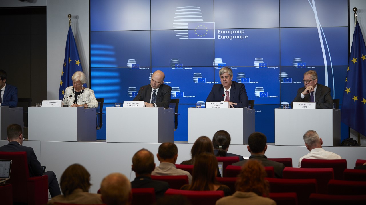 رئيس مجموعة اليورو ماريو سينتينو في مؤتمر صحفي