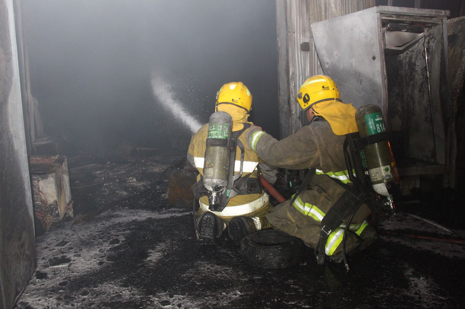 فرق الاطفاء وهي تكافح حريق مصنع للمرطبات في منطقة صبحان