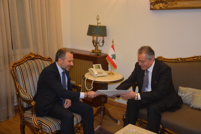 وزير الخارجية اللبناني جبران باسيل يتسلم رسالة جوابية من السفير السوري لدى بيروت علي علي