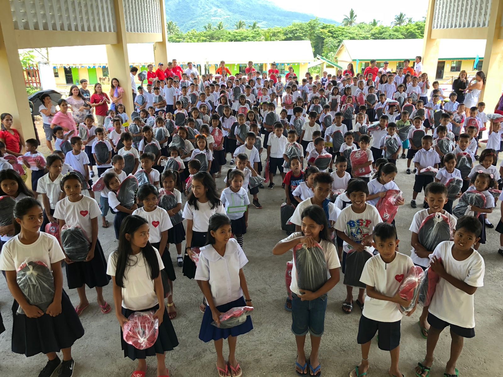 Kuwait Red Crescent Society (KRCS) distributed 1,000 school bags, stationery and food coupons to students of three schools in Mayon village, Albay province, to the east of the Philippines.