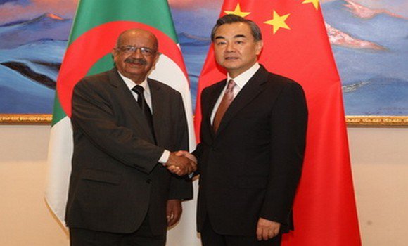 وزير خارجية الجزائر عبدالقادر مساهل مع نظيره الصيني