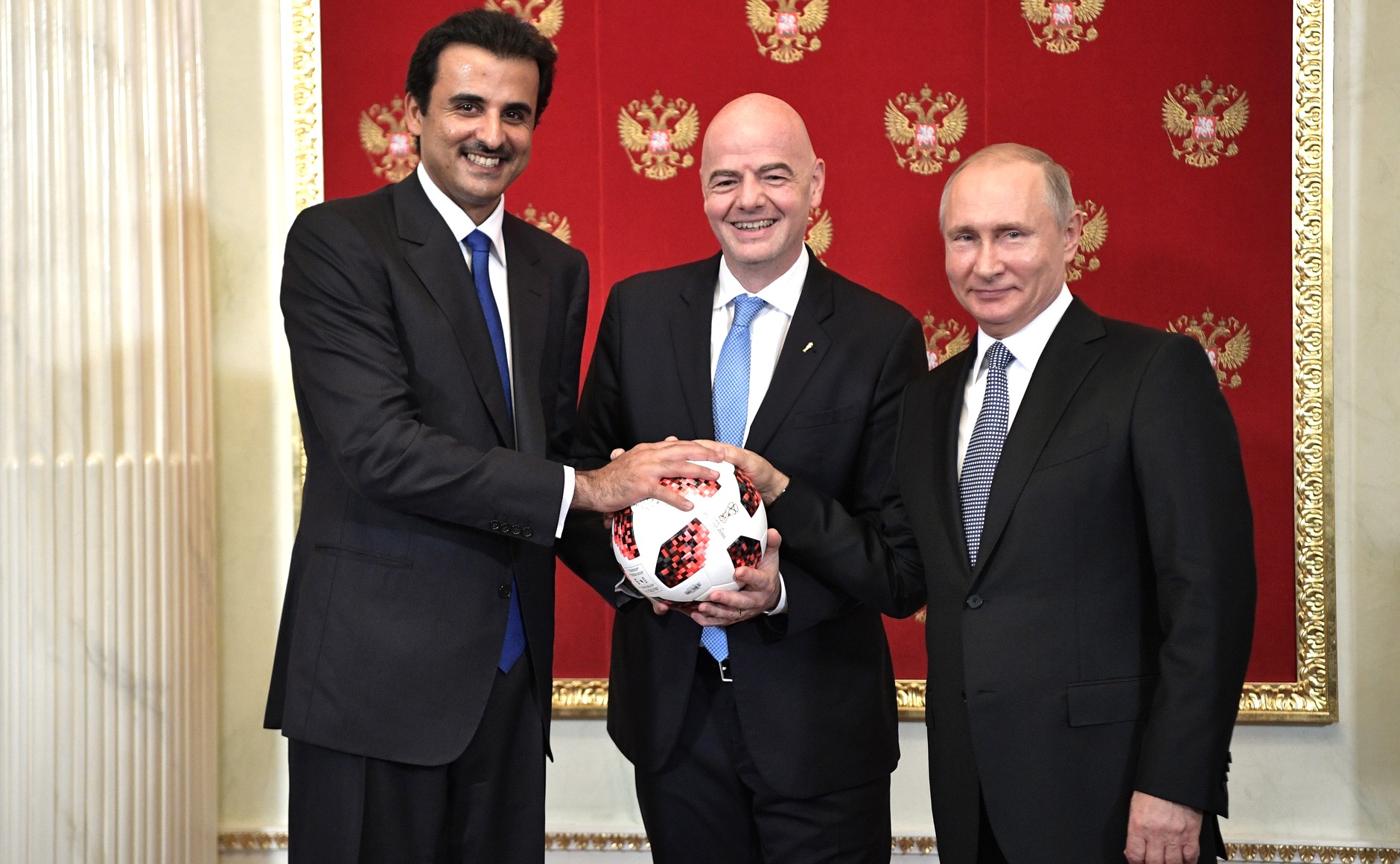 الرئيس الروسي فلاديمير بوتين يسلم امير دولة قطر الشيخ تميم بن حمد شارة تنظيم بطولة كأس العالم 2022