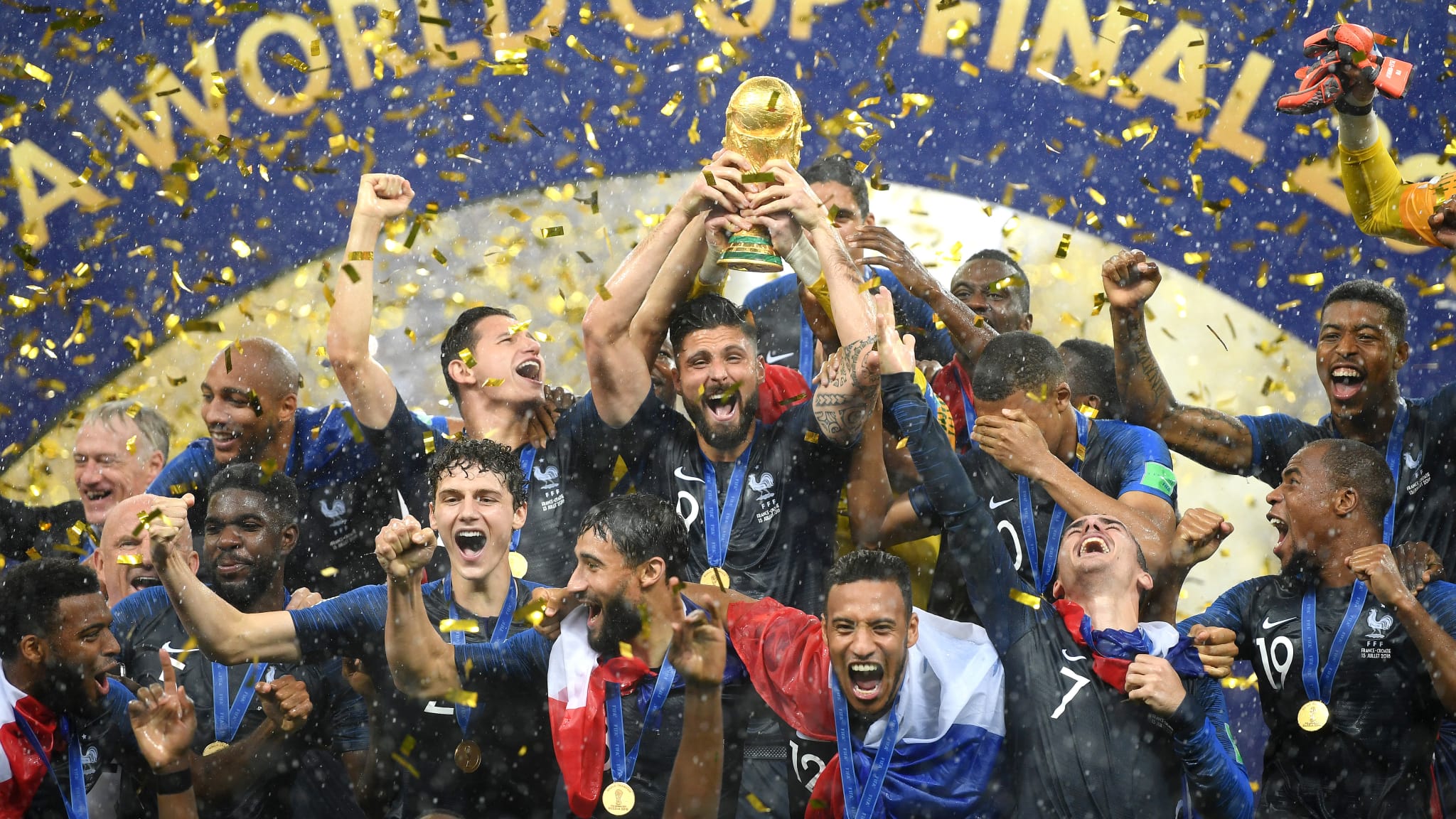 منتخب فرنسا يتوج بلقب كأس العالم لكرة القدم للمرة الثانية في تاريخه