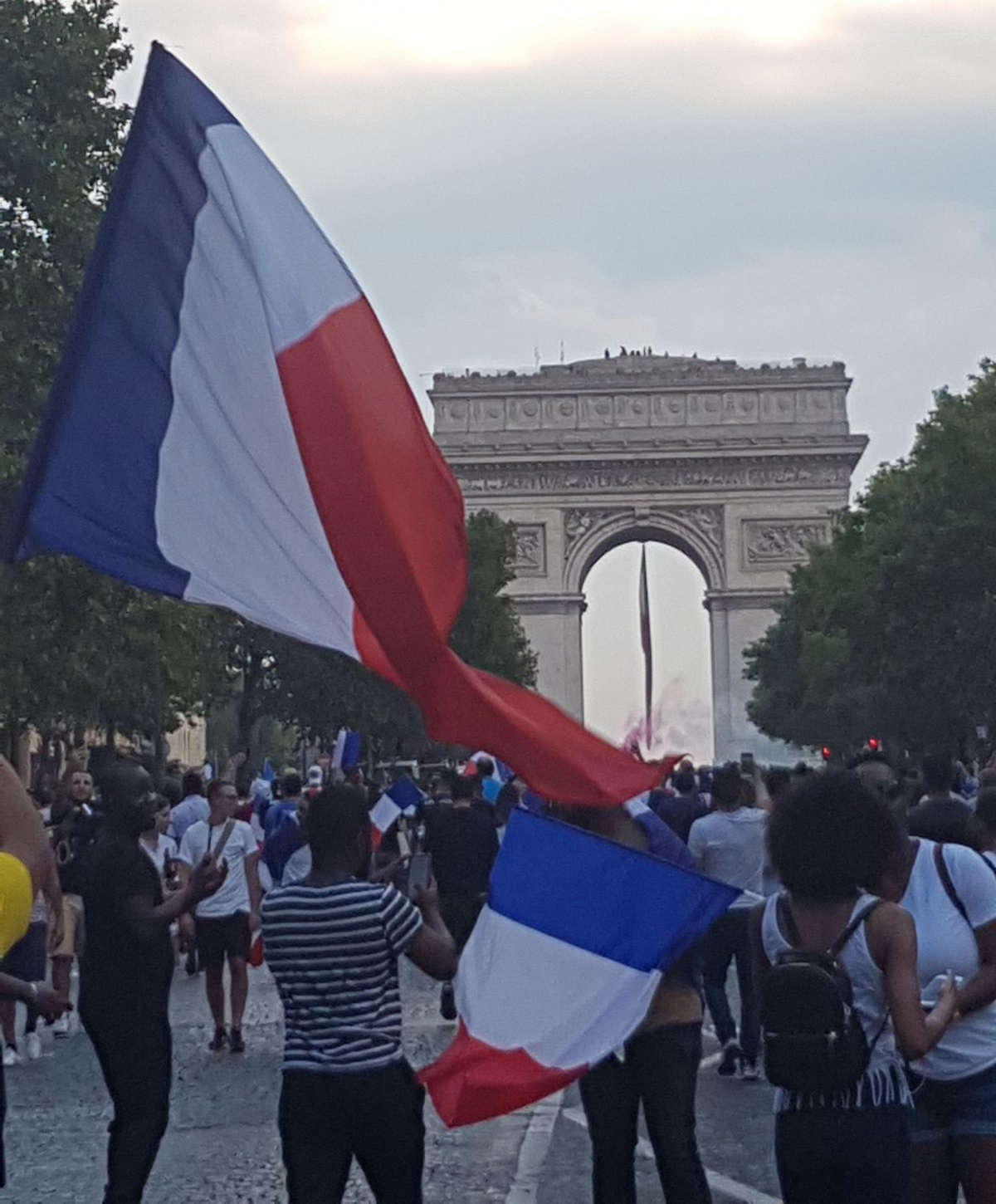 الجماهير الفرنسية تجتاح الشوارع والميادين احتفالا بالتتويج