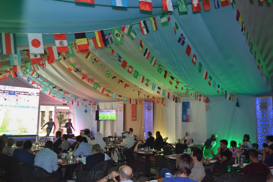 مشجعو كرة القدم يملأون المقاهي والاماكن العامة لمتابعة نهائي كأس العالم بين كرواتيا وفرنسا
