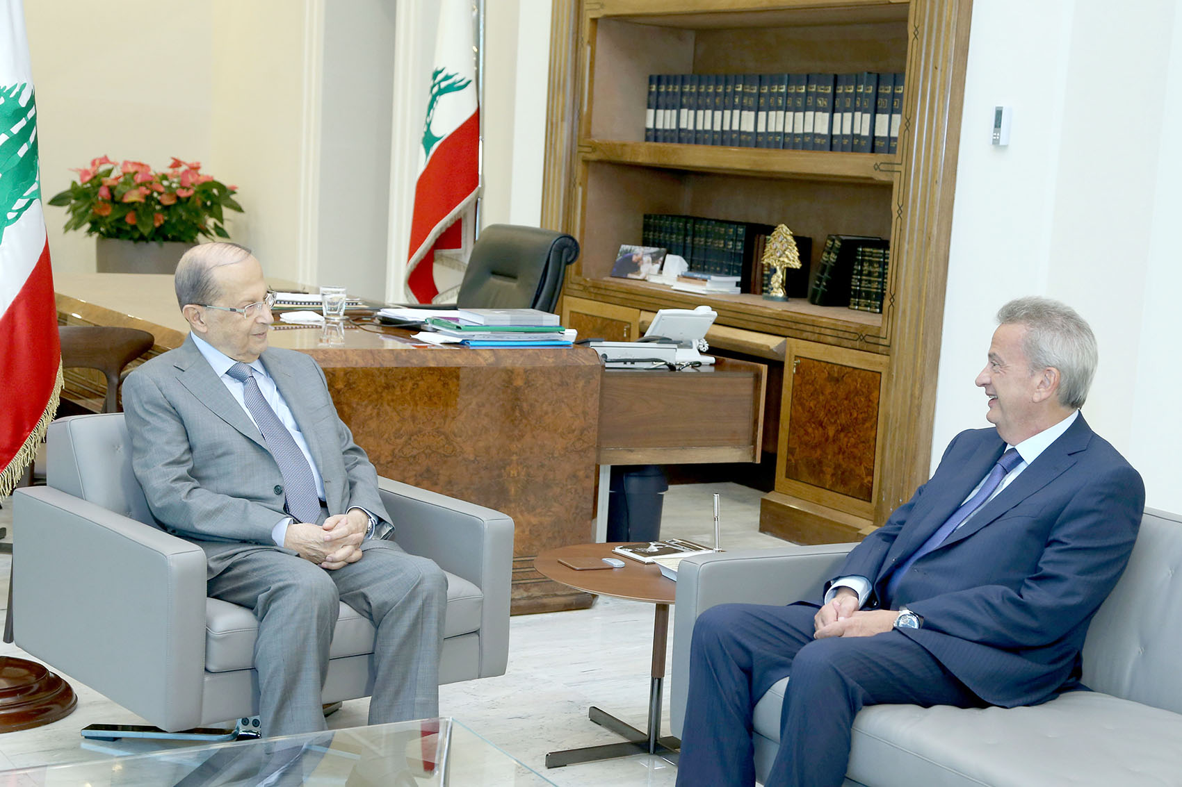 الرئيس اللبناني ميشال عون مستقبلا حاكم مصرف لبنان المركزي رياض سلامة