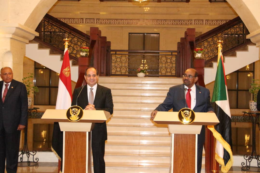الرئيس السوداني عمر البشير مع الرئيس المصري عبدالفتاح السيسي اثناء المؤتمر الصحفي