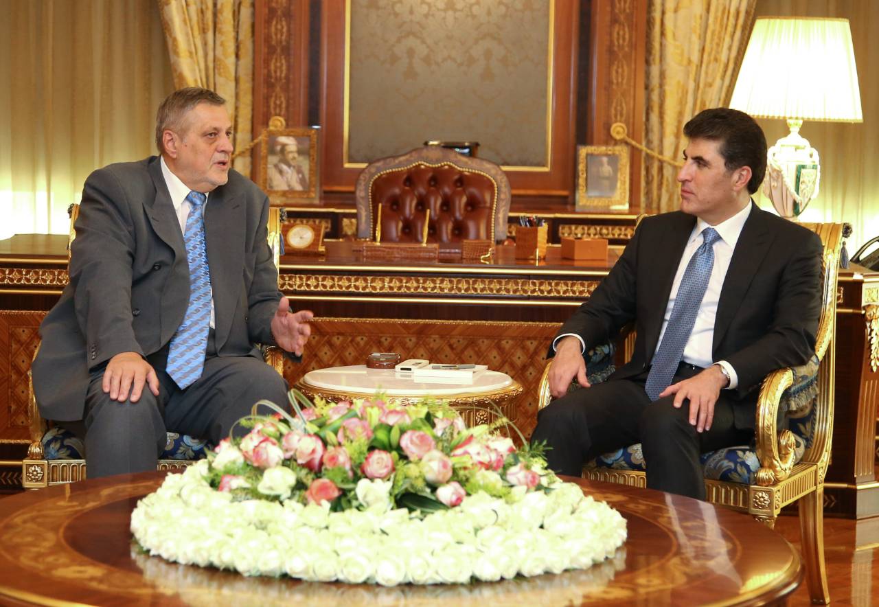 رئيس حكومة اقليم كردستان العراق نيجيرفان بارزاني خلال لقائه المبعوث الخاص للامم المتحدة الى العراق يان كوبيش