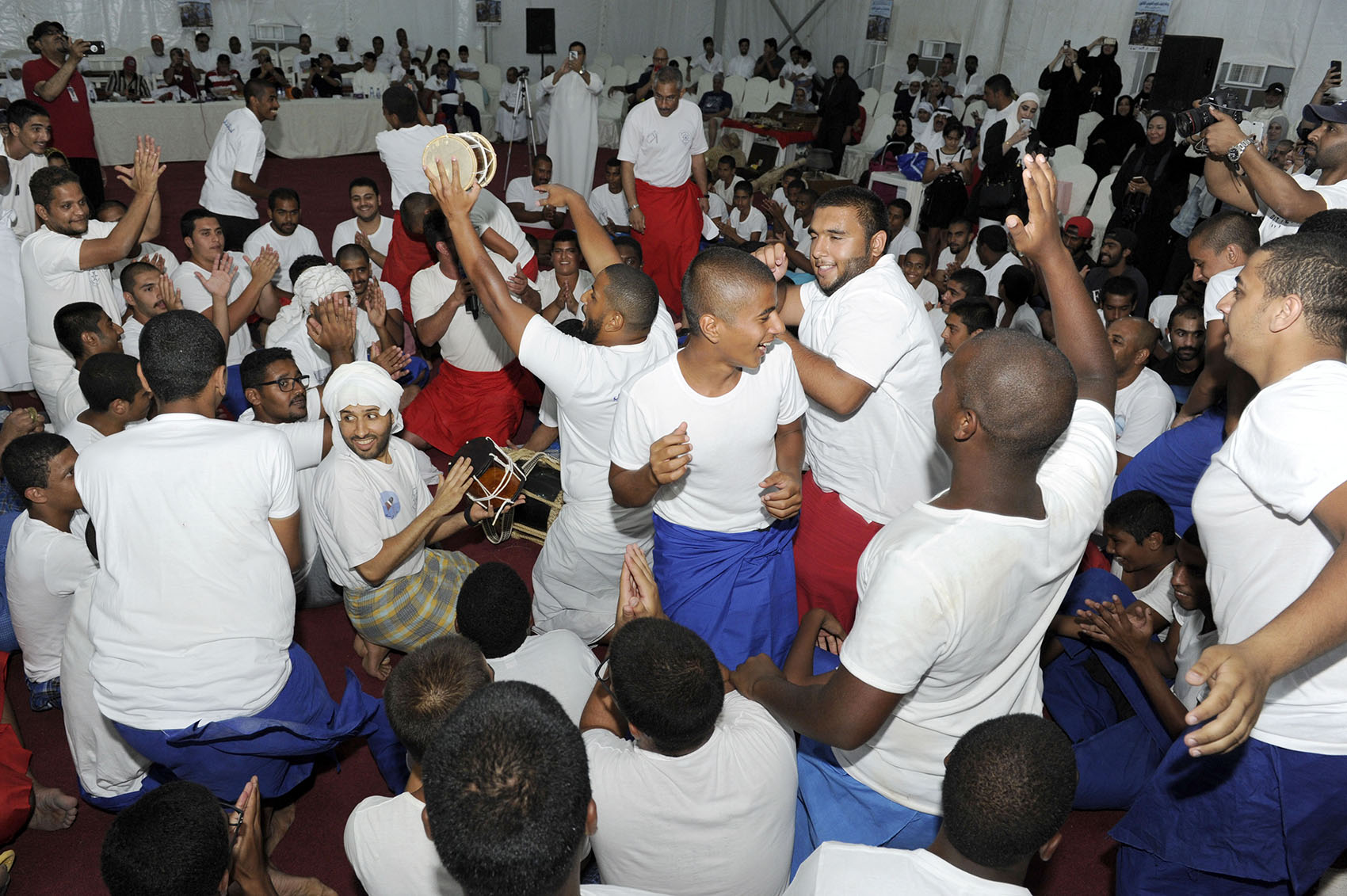 شباب الغوص يؤدون فقرة فنية من التراث البحري الكويتي أثناء الحفل