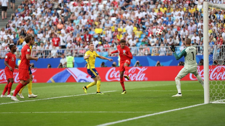 ديلي آلي يحرز الهدف الثاني لمنتخب إنجلترا في شباك السويد