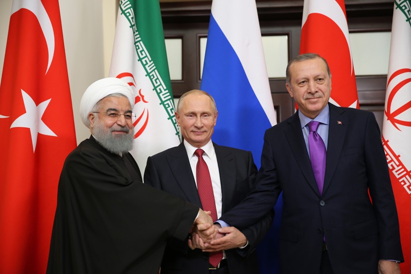 الرئيس التركي رجب طيب اردوغان مع نظيريه الروسي فلاديمير بوتين والايراني حسن روحاني في قمة سابقة