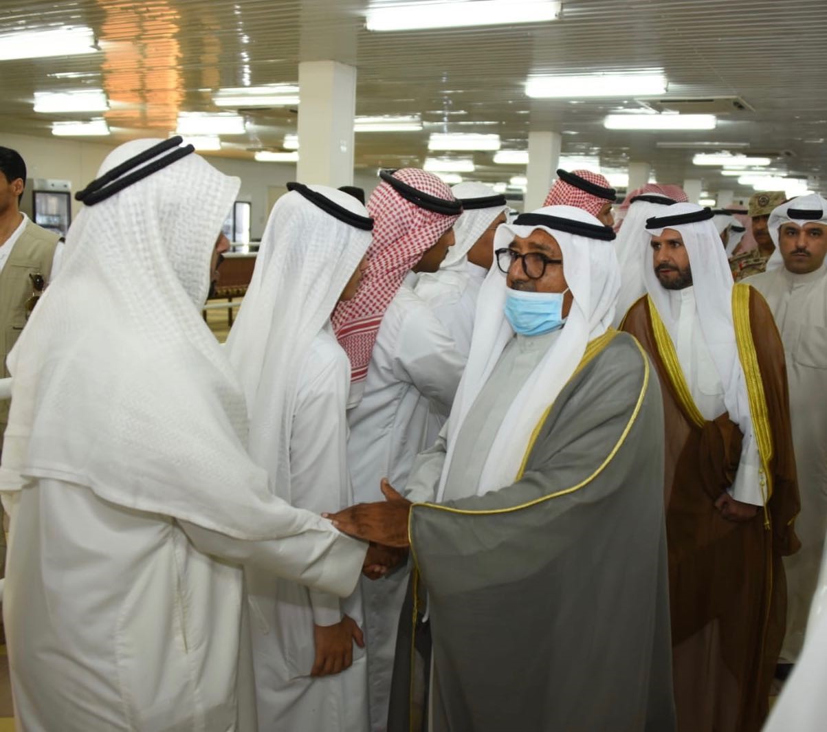 النائب الأول لرئيس مجلس الوزراء ووزير الدفاع الكويتي الشيخ ناصر صباح الأحمد الصباح يتقدم جموع المشيعين لتشييع الفقيدين الطالب ضابط هديب السوارج والطالب ضابط فالح العازمي من الدفعة 46.