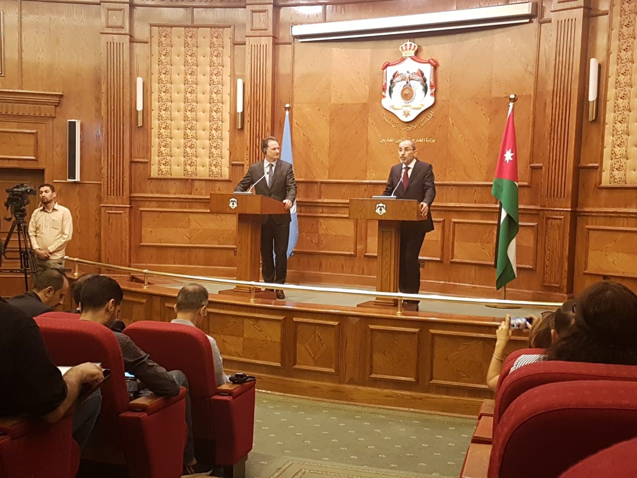 وزير الخارجية الاردني ايمن الصفدي مع مفوض عام (اونروا) بيير كرينبول أثناء المؤتمر الصحفي