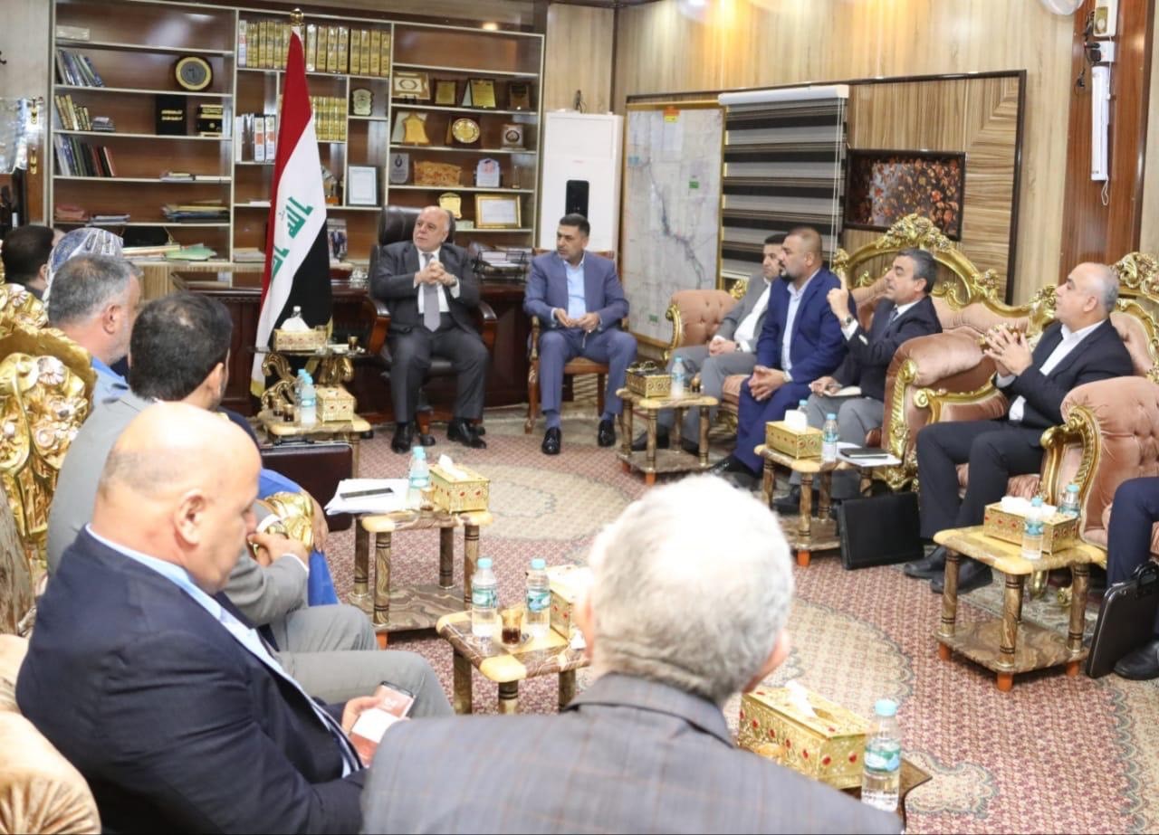 اجتماع رئيس الوزراء العراقي بمحافظ البصرة والمسؤولين في المحافظة لبحث الوضع الخدمي فيها