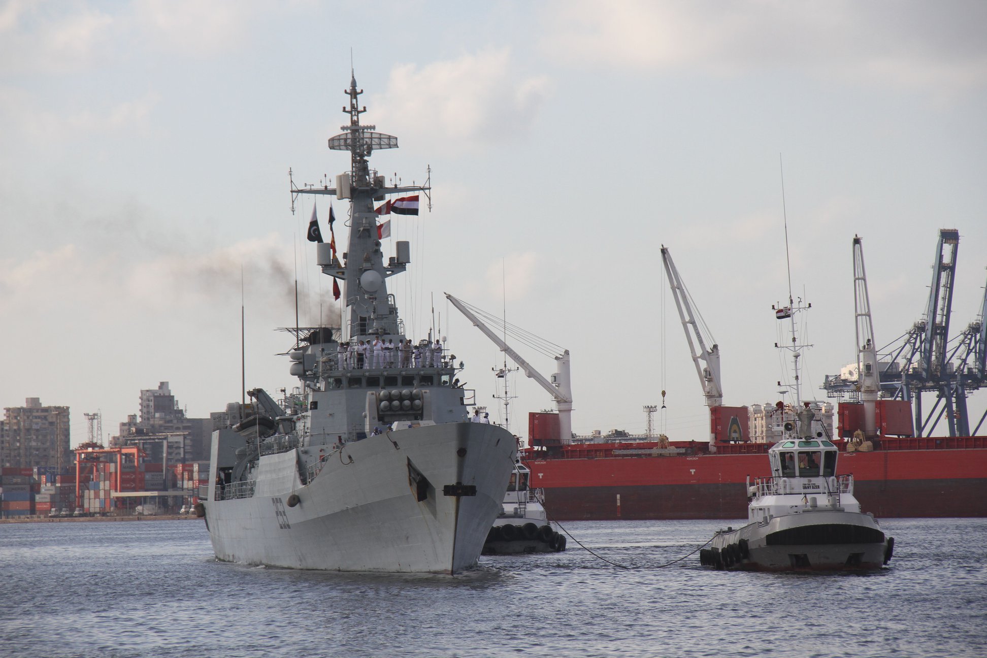 البحرية المصرية والباكستانية تنفذان تدريبا بحريا عابرا بنطاق البحر المتوسط