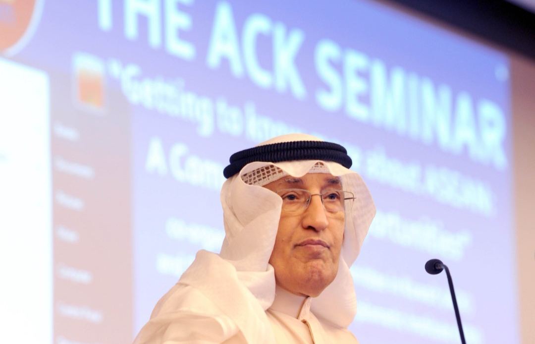 مدير عام معهد سعود الناصر الدبلوماسي الكويتي السفير عبدالعزيز الشارخ