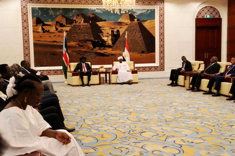 الرئيس السوداني عمر البشير يلتقي رئيس جنوب السودان سلفاكير ميارديت