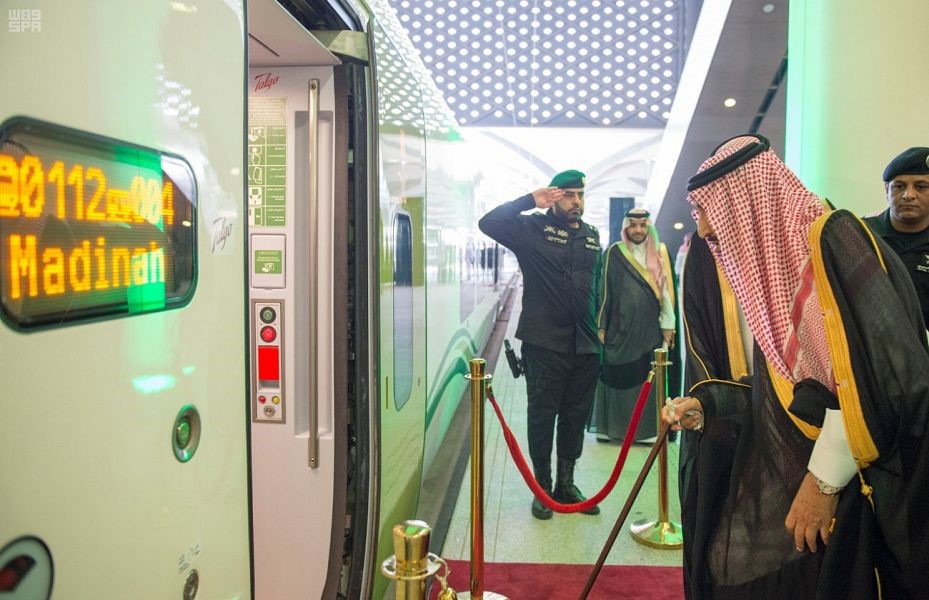 خادم الحرمين الشريفين الملك سلمان بن عبد العزيز آل سعود خلال مراسم تدشين قطار الحرمين السريع