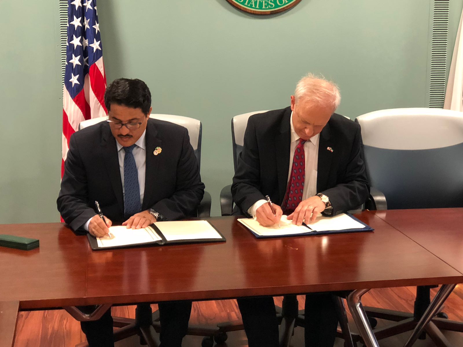 جانب من توقيع الاتفاقية بين الادارة العامة للجمارك الكويتية وإدارة الامن النووي الوطني بوزارة الطاقة الامريكية
