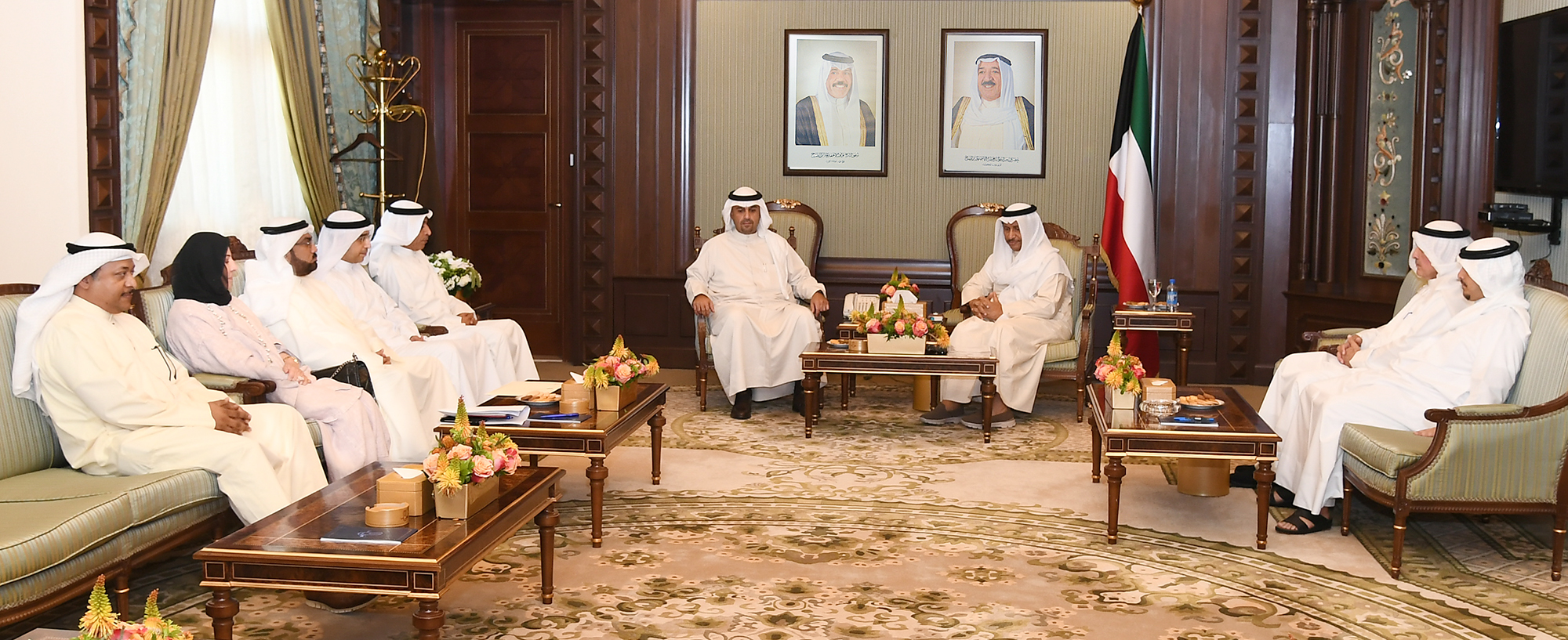 سمو الشيخ جابر المبارك الحمد الصباح رئيس مجلس الوزراء يستقبل وزير التربية ووزير التعليم العالي الدكتور حامد محمد العازمي يرافقه وكيل وزارة التربية والوكلاء المساعدون بالوزارة