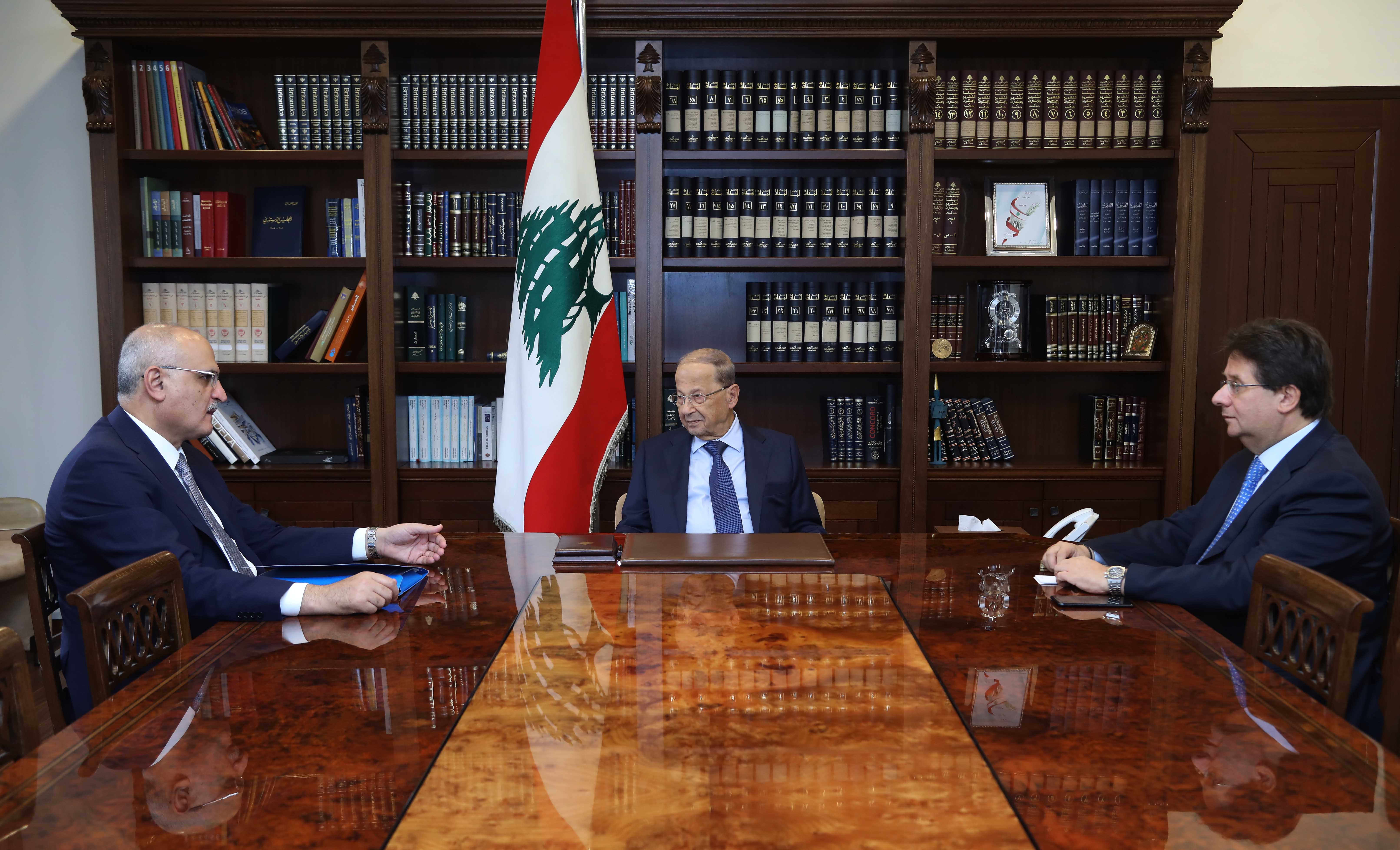 الرئيس اللبناني ميشال عون خلال الاجتماع مع وزير المالية اللبناني علي خليل