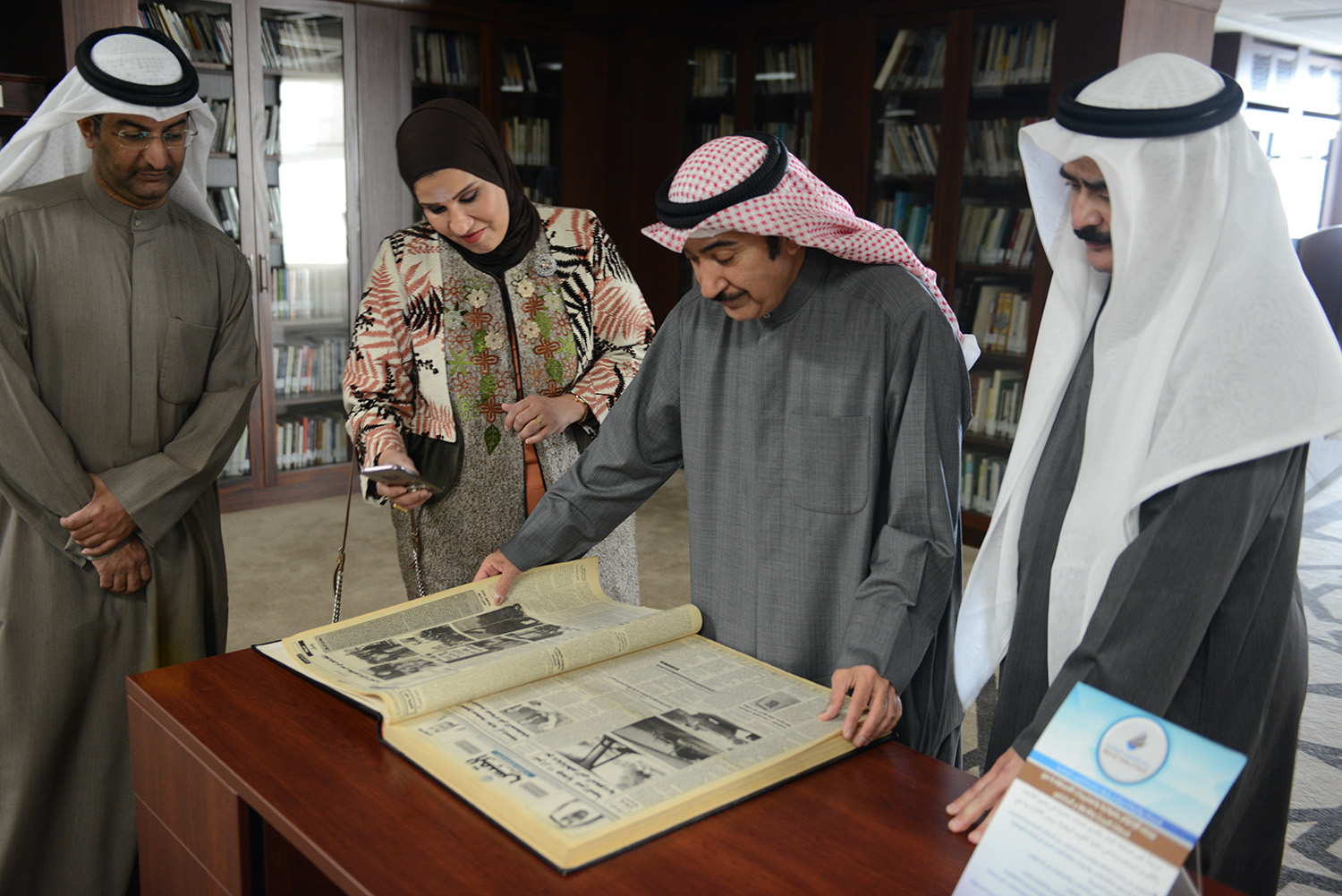 نائب المدير العام لقطاع التحرير رئيس تحرير وكالة الانباء الكويتية (كونا) سعد العلي خلال زيارة قام بها الى مكتبة الكويت الوطنية