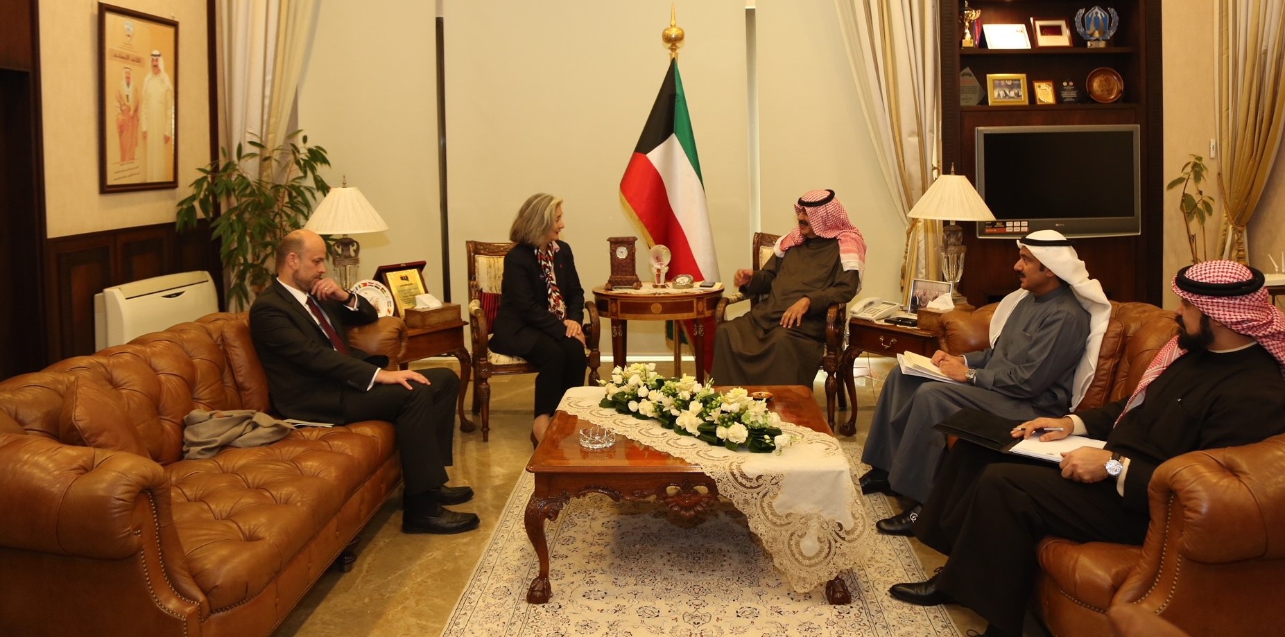Le vice-ministre des Affaires étrangères, Khaled Al-Jarallah, et l’ambassadeur de France au Koweït, Marie Masdupuy.