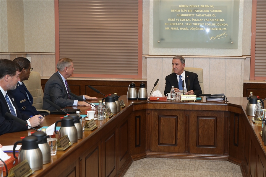 وزير الدفاع التركي خلوصي أكار خلال  اجتماعه مع السيناتور الجمهوري بمجلس الشيوخ الأمريكي ليندسي غراهام
