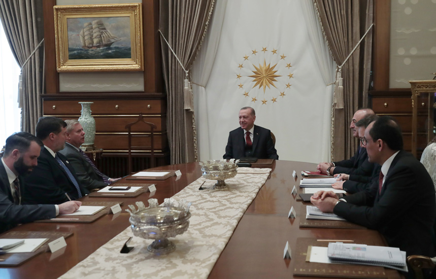 الرئيس التركي رجب طيب اردوغان خلال الاجتماع مع (السيناتور) الجمهوري بمجلس الشيوخ الأمريكي ليندسي غراهام