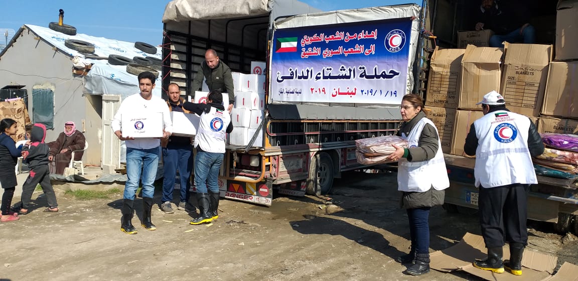 Le Croissant-Rouge koweïtien distribue des aides en faveur de 600 familles de déplacés syriens dans six camps à Saadnayel.
