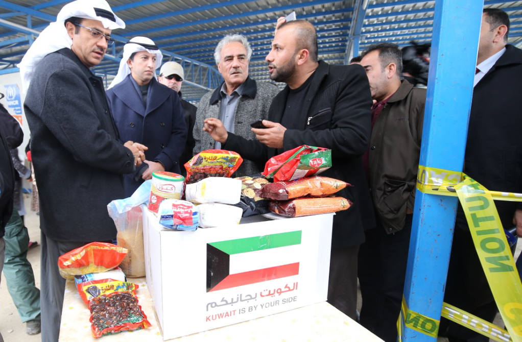 جانب من حملة توزيع المواد الغذائية على النازحين العراقيين في مخيم بمدينة السليمانية