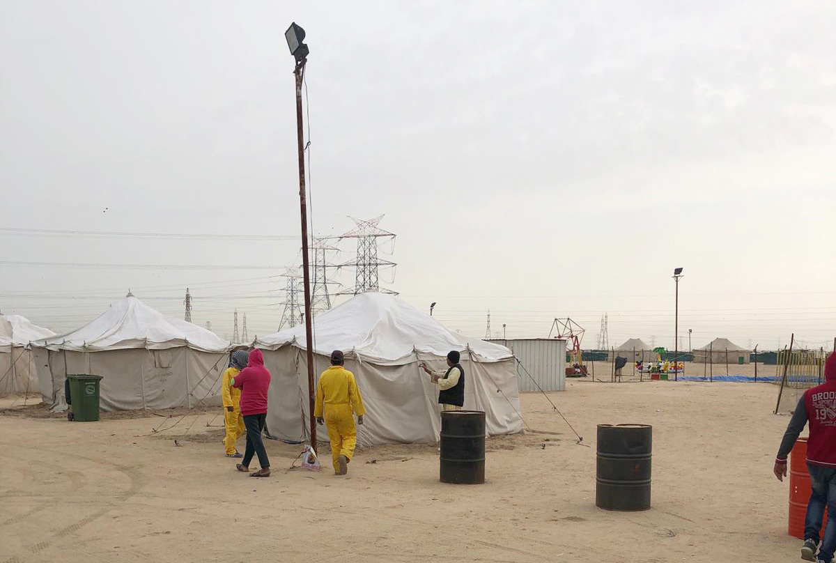 عمال بلدية الكويت يقومون بازالة المخيمات الربيعية المخالفة