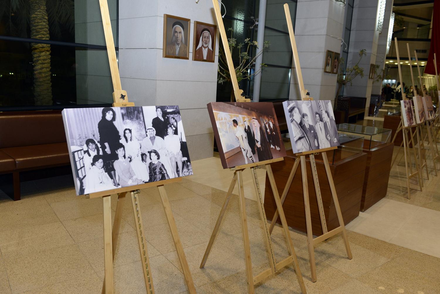 جانب من معرض الصور المصاحب لمنارة تكريم الاعلامي الكويتي الراحل رضا الفيلي ضمن فعاليات مهرجان القرين الثقافي ال25