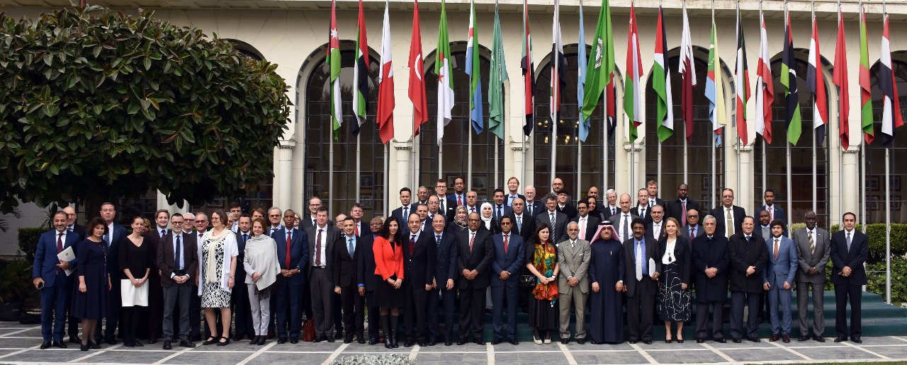 Kuwait's Permanent Envoy to the Arab League Ambassador Ahmad Al-Bakir with the participants in the Arab-European joint meeting