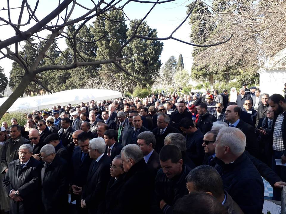 جانب من الحضور لتشييع جنازة رئيس المجلس الدستوري الجزائري مراد مدلسي