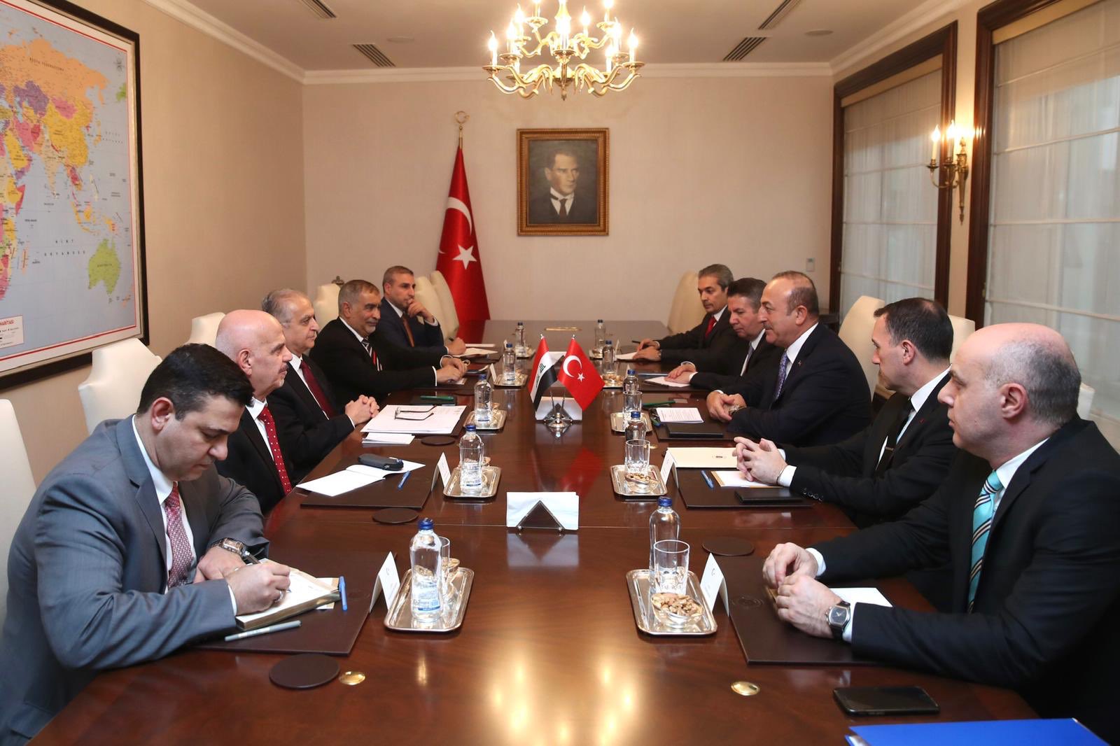 وزير الخارجية التركي مولود جاويش أوغلو ونظيره العراقي محمد الحكيم خلال الاجتماع