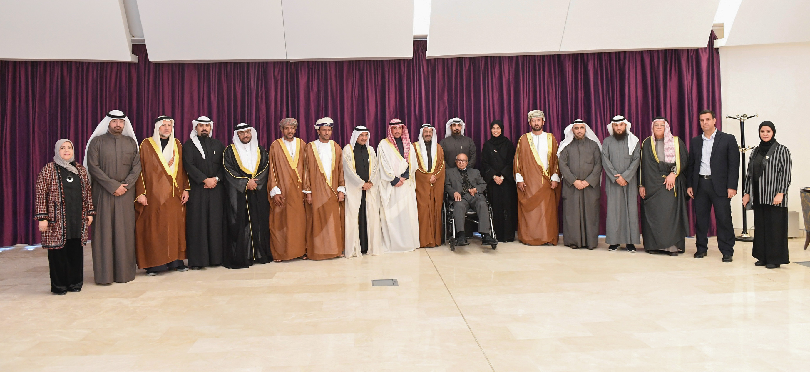 صورة جماعية لاعضاء منظمة (برلمانيون عرب ضد الفساد) مع رئيس مجلس الامة مرزوق الغانم