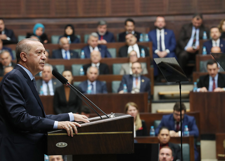 الرئيس التركي رجب طيب اردوغان يلقي كلمة أمام اجتماع حزب العدالة والتنمية الحاكم بالبرلمان التركي