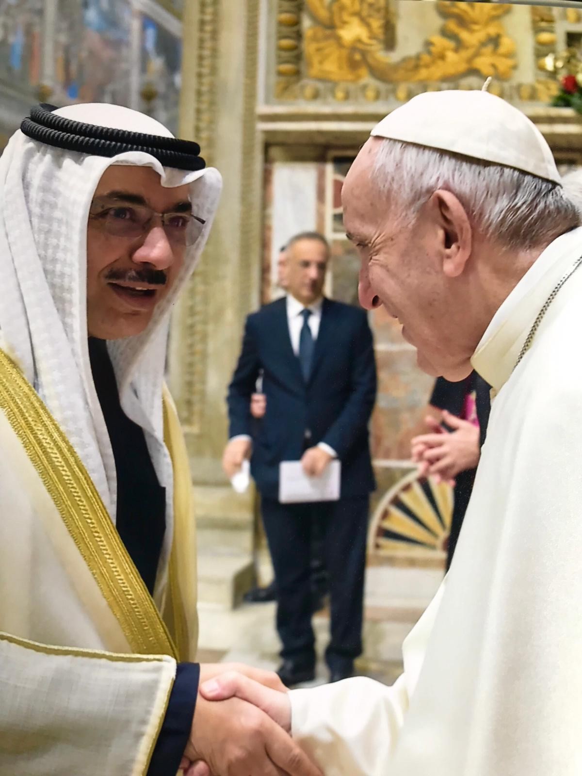 البابا فرانشيسكو يصافح سفير الكويت بدر التنيب بمناسبة التهاني بالعام الجديد