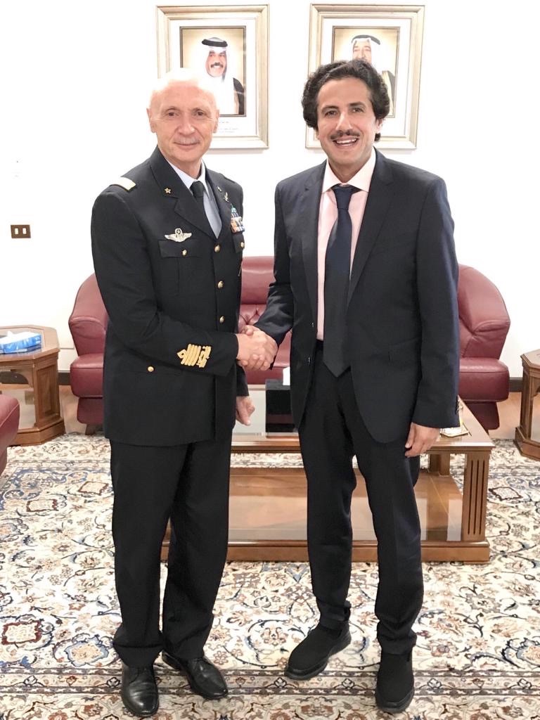 سفير الكويت بروما الشيخ عزام الصباح مع رئيس الأركان الايطالي الجنرال فيتشاريللي