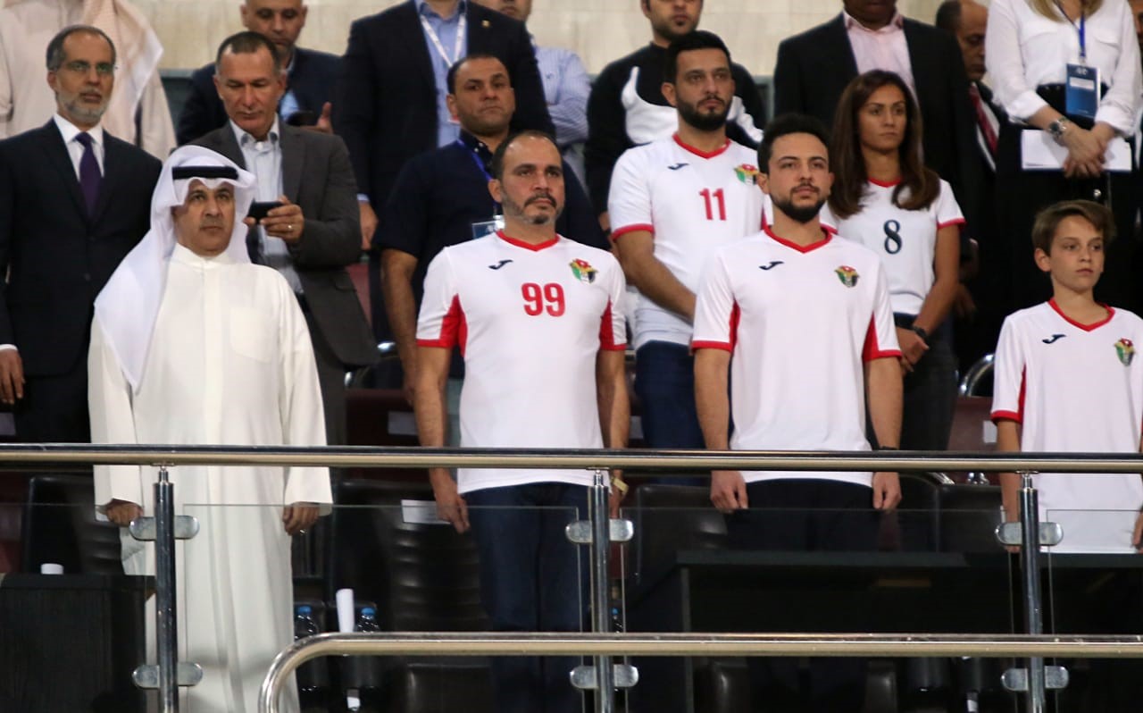 سفير الكويت في عمان وولي العهد الاردني الامير الحسين بن عبد الله يحضران المباراة