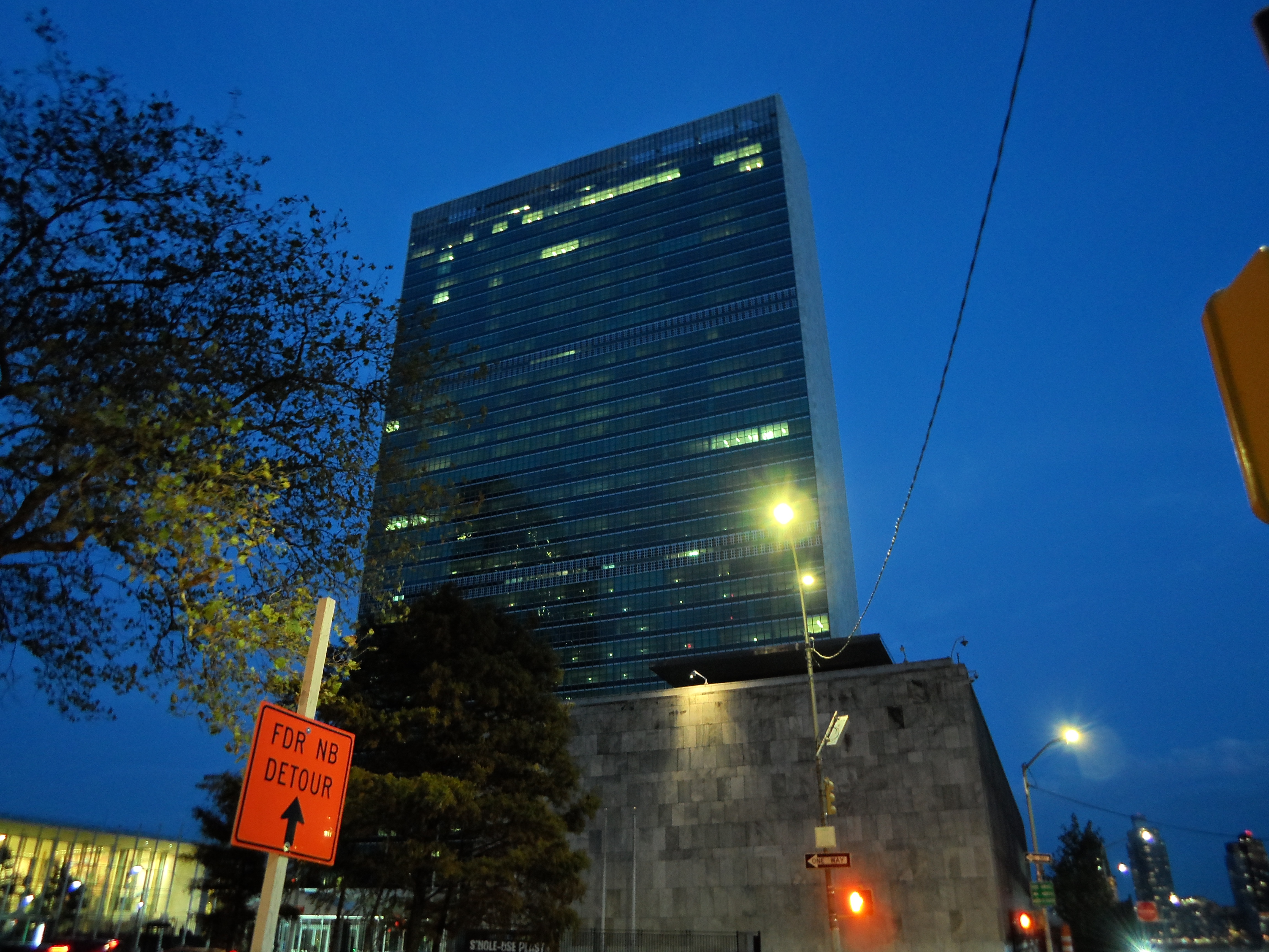 إطفاء اضاءة مبنى الأمم المتحدة مع بدء إجراءات التقشف المالي