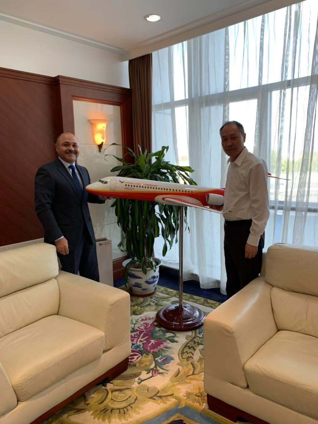 جيانغ هوايو خلال لقائه القنصل الكويتي بشنغهاي