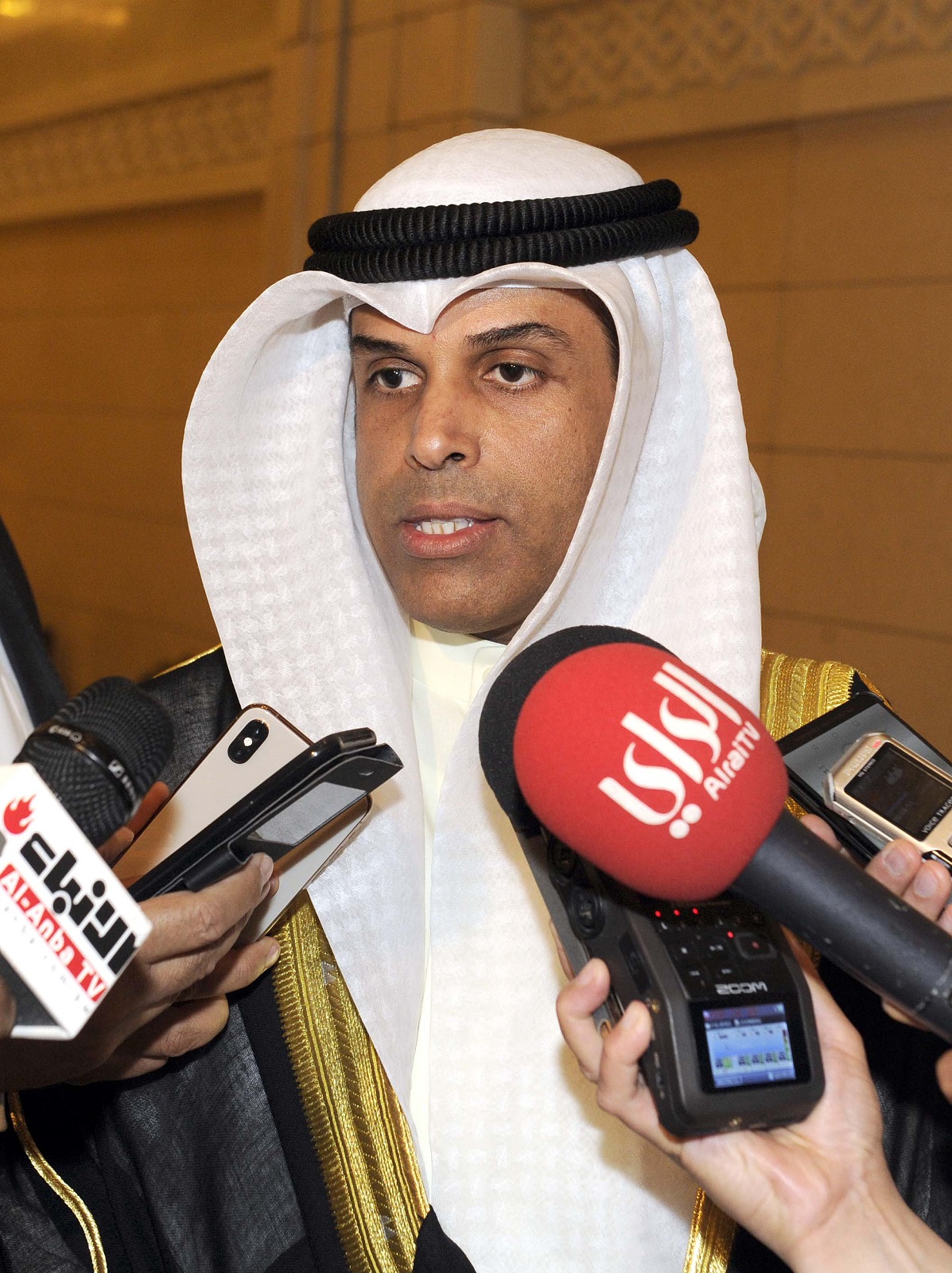 وزير النفط الدكتور خالد الفاضل متحدثا للصحفيين
