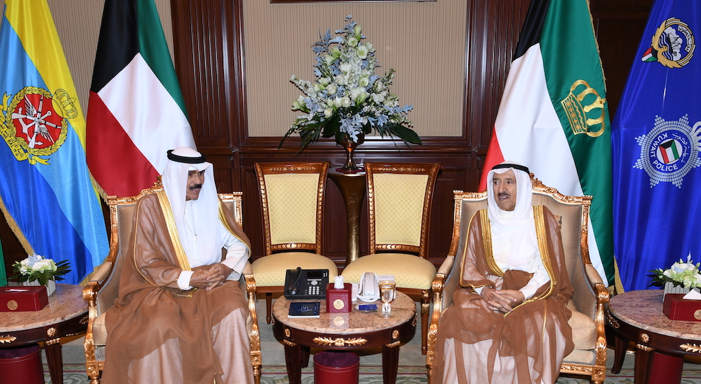 سمو أمير البلاد يستقبل سمو ولي العهد.