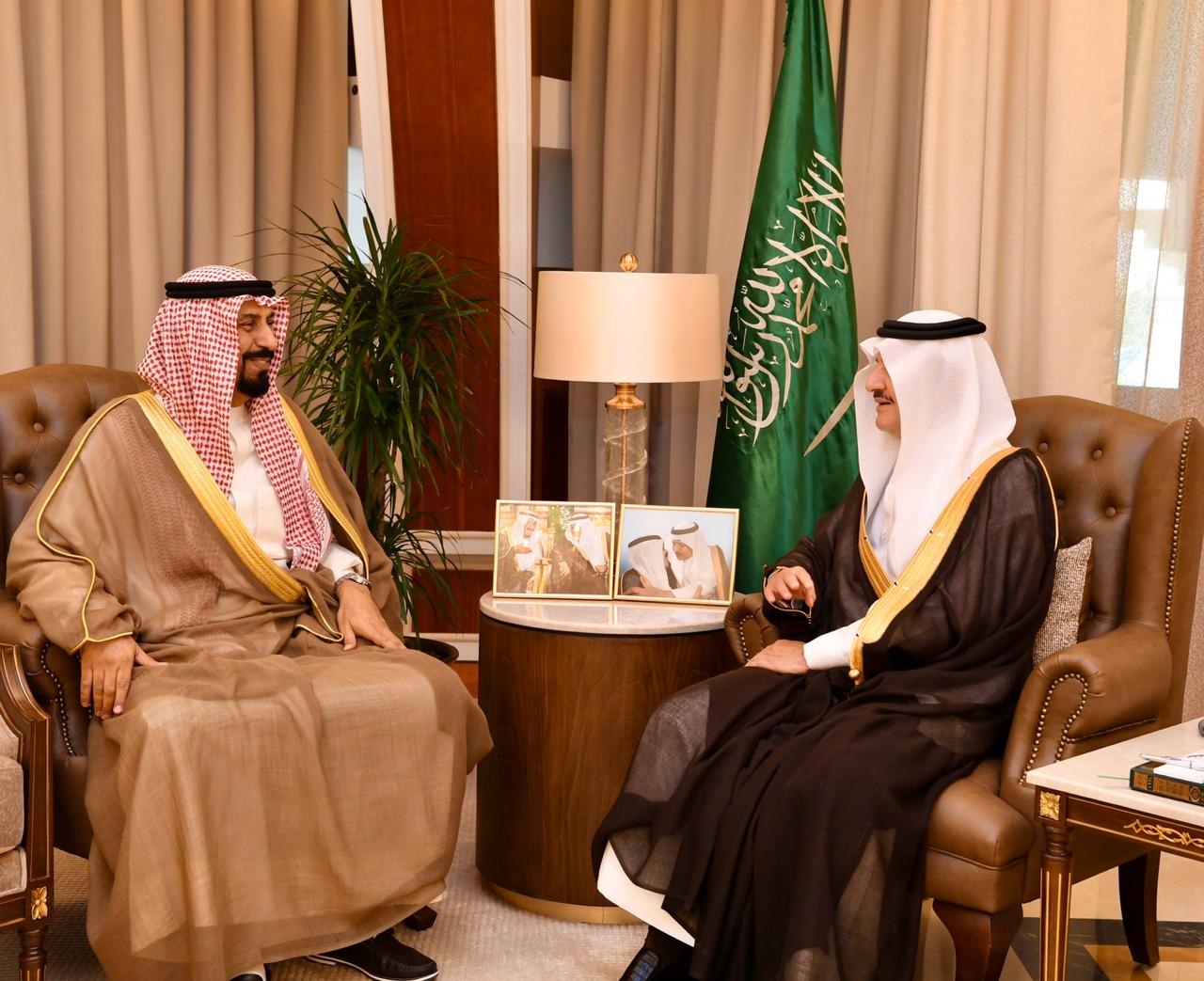 سفير الكويت لدى السعودية الشيخ علي الخالد الصباح خلال لقائه أمير المنطقة الشرقية