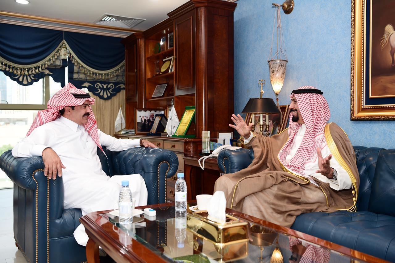 سفير الكويت لدى السعودية خلال لقائه رئيس مجلس إدارة غرفة (الرياض)
