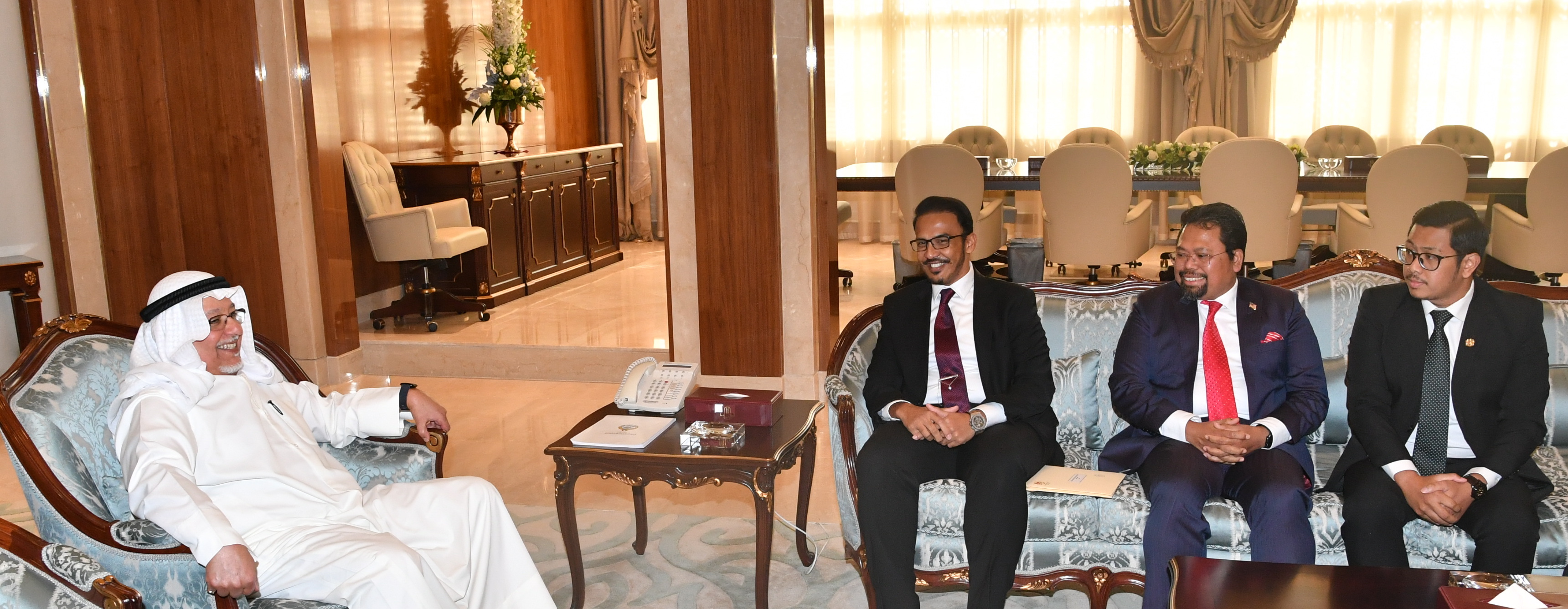 Minister of Amiri Diwan Affairs received a message from envoy of Malaysian Prime Minister