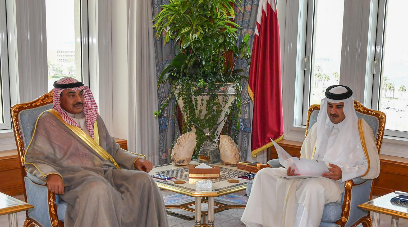 مبعوث سمو أمير يسلم رسالة خطية للشيخ تميم بن حمد آل ثاني