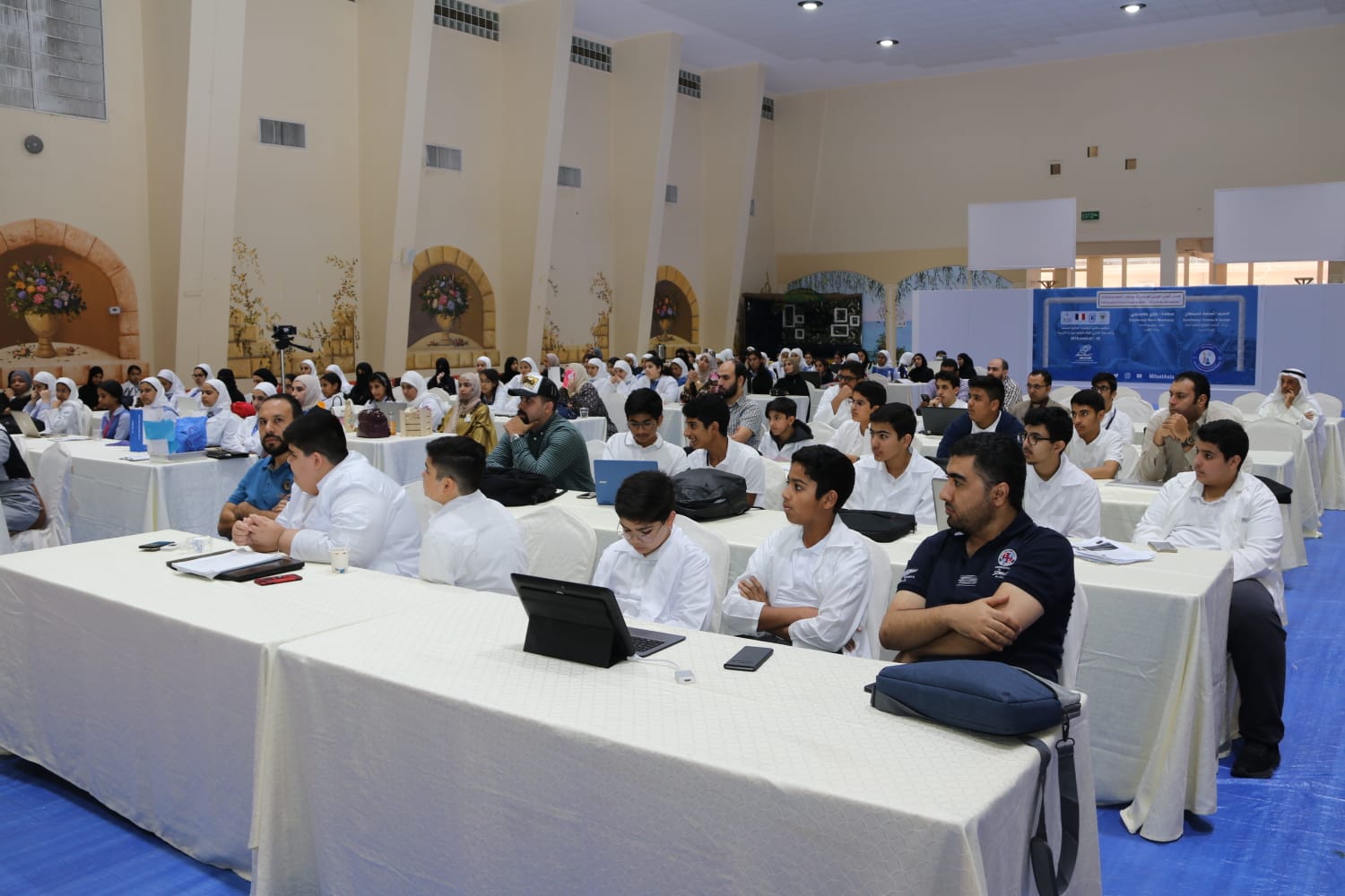 جانب من اجتماع الطلبة المشاركين في المعرض العلمي الكويتي الفرنسي ال 14